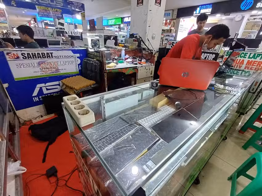 Sentral Komputer Summarecon Bekasi